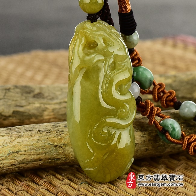 龍項鍊玉珮左側照片   翡翠龍項鍊玉珮（祥龍如意，招財如意龍：龍牌A貨翡翠龍玉珮、緬甸玉龍玉墜、龍十二生肖項鍊）。黃翡翠龍，DR204。客製化訂做各種翡翠龍吊墜玉珮項鍊。★附A貨翡翠雙證書.jpg