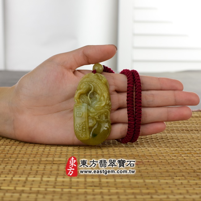 龍項鍊玉珮  大小示意照片   （已出售勿下標，可訂做）翡翠龍項鍊玉珮（祥龍如意，招財如意龍：龍牌A貨翡翠龍玉珮、緬甸玉龍玉墜、龍十二生肖項鍊）。黃翡翠龍，DR205。客製化訂做各種翡翠龍吊墜玉珮項鍊。★附A貨翡翠雙證書.jpg