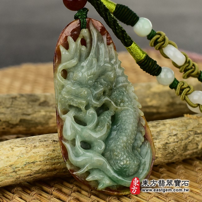 龍項鍊玉珮左側照片   （已出售勿下標，可訂做）翡翠龍項鍊玉珮（祥龍瑞氣：龍牌A貨翡翠龍玉珮、緬甸玉龍玉墜、龍十二生肖項鍊）。綠色豆種帶紅皮龍，DR206。客製化訂做各種翡翠龍吊墜玉珮項鍊。★附A貨翡翠雙證書.jpg