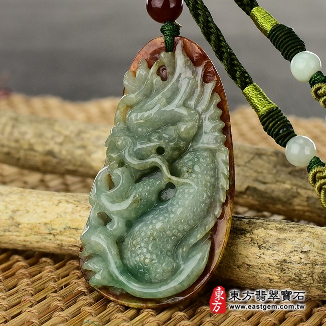 龍項鍊玉珮右側照片   （已出售勿下標，可訂做）翡翠龍項鍊玉珮（祥龍瑞氣：龍牌A貨翡翠龍玉珮、緬甸玉龍玉墜、龍十二生肖項鍊）。綠色豆種帶紅皮龍，DR206。客製化訂做各種翡翠龍吊墜玉珮項鍊。★附A貨翡翠雙證書.jpg