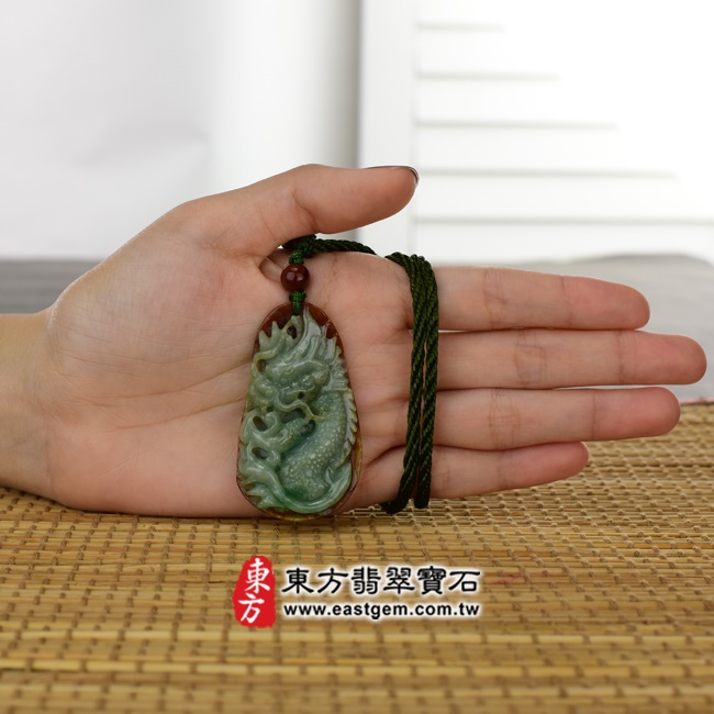 龍項鍊玉珮大小示意照片   （已出售勿下標，可訂做）翡翠龍項鍊玉珮（祥龍瑞氣：龍牌A貨翡翠龍玉珮、緬甸玉龍玉墜、龍十二生肖項鍊）。綠色豆種帶紅皮龍，DR206。客製化訂做各種翡翠龍吊墜玉珮項鍊。★附A貨翡翠雙證書.jpg