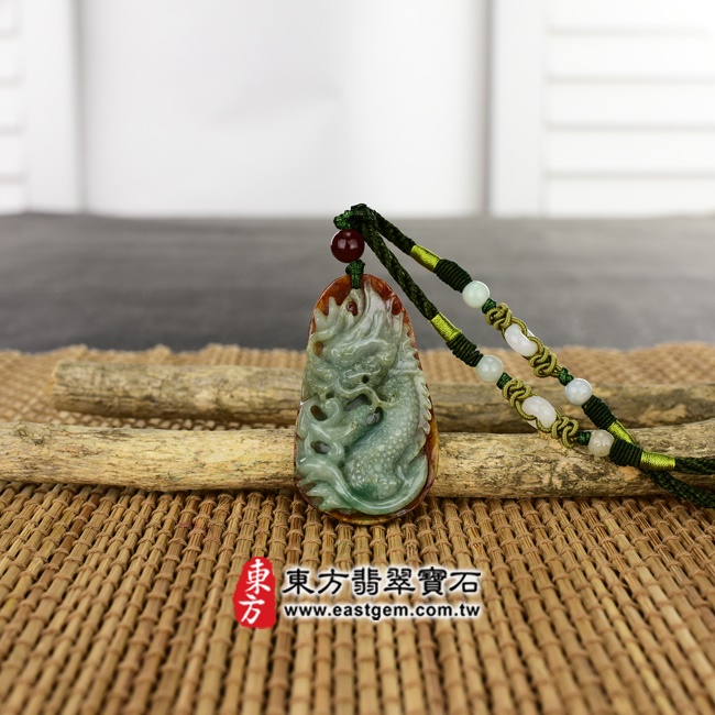 龍項鍊玉珮意境照片   （已出售勿下標，可訂做）翡翠龍項鍊玉珮（祥龍瑞氣：龍牌A貨翡翠龍玉珮、緬甸玉龍玉墜、龍十二生肖項鍊）。綠色豆種帶紅皮龍，DR206。客製化訂做各種翡翠龍吊墜玉珮項鍊。★附A貨翡翠雙證書.jpg