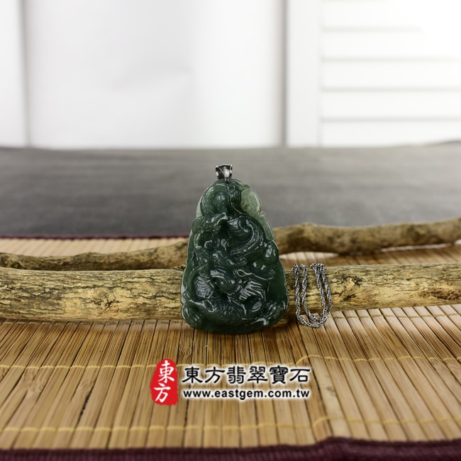 龍項鍊玉珮意境照片   翡翠龍項鍊玉珮（祥龍瑞氣：龍牌A貨翡翠龍玉珮、緬甸玉龍玉墜、龍十二生肖項鍊）。綠色油青糯種龍，DR207。客製化訂做各種翡翠龍吊墜玉珮項鍊。★附A貨翡翠雙證書.jpg