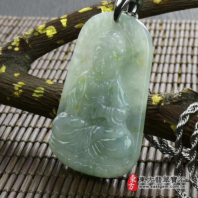 觀音菩薩/持經觀音 右側照片 （已出售勿下標，可訂做）翡翠觀音菩薩項鍊玉珮（持經觀音：觀音菩薩牌A貨翡翠觀音菩薩玉珮、緬甸玉觀音菩薩玉墜）。糯種帶撒金花觀音菩薩，GY315。客製化訂做各種翡翠觀音菩薩吊墜玉珮項鍊。★附A貨翡翠雙證書