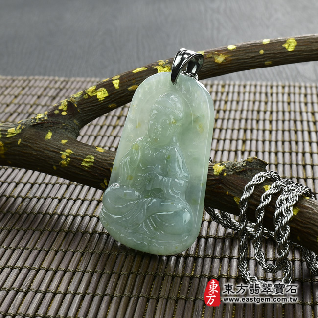 觀音菩薩/持經觀音 情境照片 （已出售勿下標，可訂做）翡翠觀音菩薩項鍊玉珮（持經觀音：觀音菩薩牌A貨翡翠觀音菩薩玉珮、緬甸玉觀音菩薩玉墜）。糯種帶撒金花觀音菩薩，GY315。客製化訂做各種翡翠觀音菩薩吊墜玉珮項鍊。★附A貨翡翠雙證書