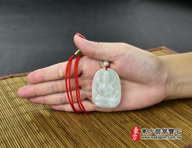 觀音菩薩/楊柳觀音菩薩 大小示意照片 （已出售勿下標，可訂做）翡翠觀音菩薩項鍊玉珮（楊柳觀音菩薩：觀音菩薩牌A貨翡翠觀音菩薩玉珮、緬甸玉觀音菩薩玉墜）。糯種飄花撒金花觀音菩薩，GY320。客製化訂做各種翡翠觀音菩薩吊墜玉珮項鍊。★附A貨翡翠雙證書  