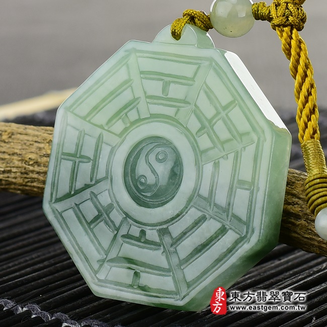 八卦項鍊玉珮右側照片   （已出售勿下標，可訂做）翡翠八卦項鍊玉珮（精工八卦太極，後天八卦，太極可轉動：八卦牌A貨翡翠八卦玉珮、緬甸玉八卦玉墜）。淡綠色糯種帶飄花八卦，ED113。客製化訂做各種翡翠八卦吊墜玉珮項鍊。★附A貨翡翠雙證書.jpg