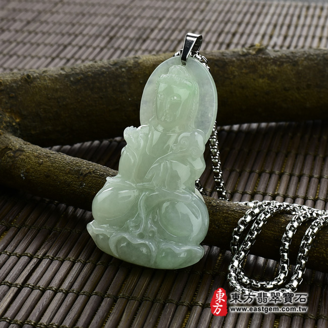 觀音菩薩/如意觀音菩薩 情境照片 翡翠觀音菩薩項鍊玉珮（如意觀音菩薩：觀音菩薩牌A貨翡翠觀音菩薩玉珮、緬甸玉觀音菩薩玉墜）。淡綠糯種觀音菩薩，GY341。客製化訂做各種翡翠觀音菩薩吊墜玉珮項鍊。★附A貨翡翠雙證書  