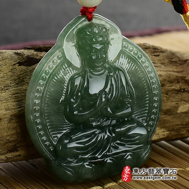 大日如來項鍊玉珮左側照片   （已出售勿下標，可訂做）翡翠大日如來項鍊玉珮（大日如來：大日如來牌A貨翡翠大日如來玉珮、緬甸玉大日如來玉墜）。綠色糯種油青大日如來，FD137。客製化訂做各種翡翠大日如來吊墜玉珮項鍊。★附A貨翡翠雙證書