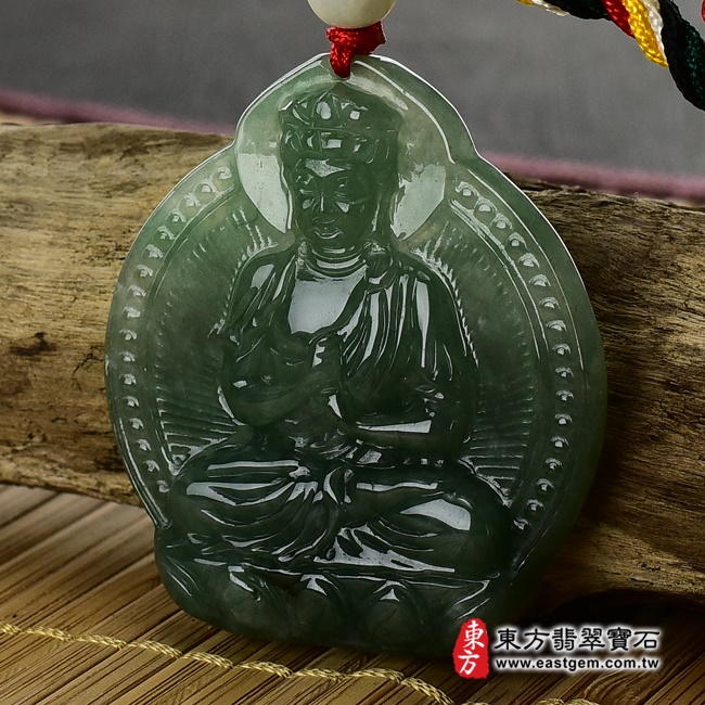 大日如來項鍊玉珮右側照片   （已出售勿下標，可訂做）翡翠大日如來項鍊玉珮（大日如來：大日如來牌A貨翡翠大日如來玉珮、緬甸玉大日如來玉墜）。綠色糯種油青大日如來，FD137。客製化訂做各種翡翠大日如來吊墜玉珮項鍊。★附A貨翡翠雙證書