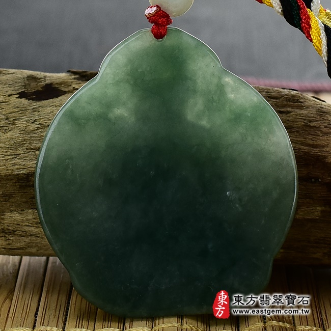 大日如來項鍊玉珮背面照片   （已出售勿下標，可訂做）翡翠大日如來項鍊玉珮（大日如來：大日如來牌A貨翡翠大日如來玉珮、緬甸玉大日如來玉墜）。綠色糯種油青大日如來，FD137。客製化訂做各種翡翠大日如來吊墜玉珮項鍊。★附A貨翡翠雙證書