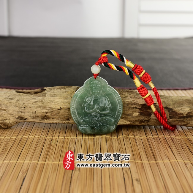 大日如來項鍊玉珮情境照片   （已出售勿下標，可訂做）翡翠大日如來項鍊玉珮（大日如來：大日如來牌A貨翡翠大日如來玉珮、緬甸玉大日如來玉墜）。綠色糯種油青大日如來，FD137。客製化訂做各種翡翠大日如來吊墜玉珮項鍊。★附A貨翡翠雙證書