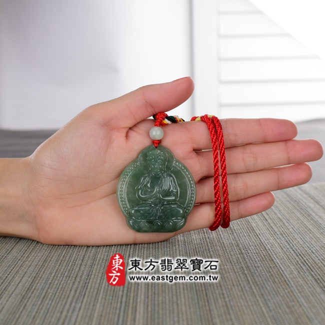 大日如來項鍊玉珮大小示意照片   （已出售勿下標，可訂做）翡翠大日如來項鍊玉珮（大日如來：大日如來牌A貨翡翠大日如來玉珮、緬甸玉大日如來玉墜）。綠色糯種油青大日如來，FD137。客製化訂做各種翡翠大日如來吊墜玉珮項鍊。★附A貨翡翠雙證書
