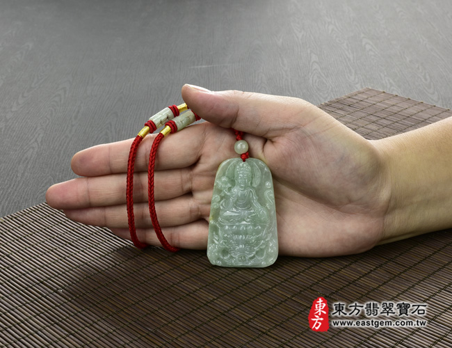觀音菩薩/乘龍(龍頭)觀世音菩薩 大小示意照片 （已出售勿下標，可訂做）翡翠觀音菩薩項鍊玉珮（乘龍(龍頭)觀世音菩薩：觀音菩薩牌A貨翡翠觀音菩薩玉珮、緬甸玉觀音菩薩玉墜）。糯種邊框帶黃翡觀音菩薩，GY352。客製化訂做各種翡翠觀音菩薩吊墜玉珮項鍊。★附A貨翡翠雙證書 