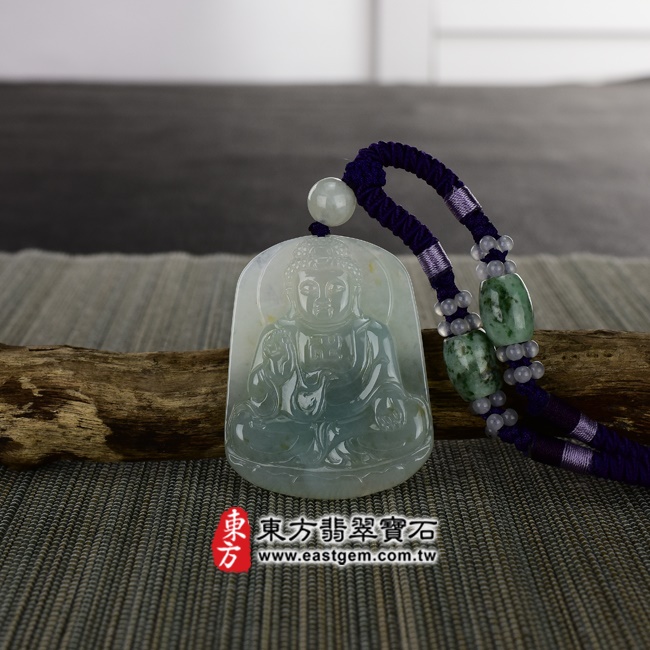佛祖項鍊玉珮  情境照片   （已出售勿下標，可訂做）翡翠佛祖項鍊玉珮（佛祖：佛祖牌A貨翡翠佛祖玉珮、緬甸玉佛祖玉墜）。綠色細糯種撒金花佛祖，FD143。客製化訂做各種翡翠佛祖吊墜玉珮項鍊。★附A貨翡翠雙證書.jpg