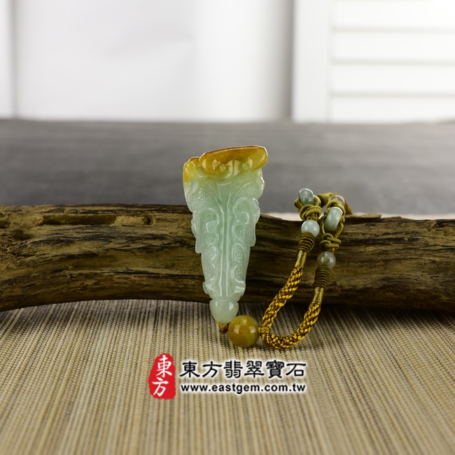 花項鍊玉珮意境照片   翡翠花項鍊玉珮（吉祥翠玉白菜：花牌A貨翡翠花玉珮、緬甸玉花玉墜）。淡綠色糯種帶黃翡翠花，FR034。客製化訂做各種翡翠花吊墜玉珮項鍊。★附A貨翡翠雙證書.jpg