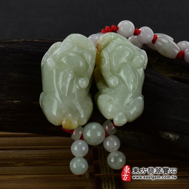 翡翠貔貅項鍊正面照片 （已出售勿下標，可訂做）翡翠貔貅項鍊玉珮（招財貔貅：貔貅牌A貨翡翠貔貅玉珮、緬甸玉貔貅玉墜）。白綠色細豆種貔貅，PF307。客製化訂做各種翡翠貔貅吊墜玉珮項鍊。★附A貨翡翠雙證書