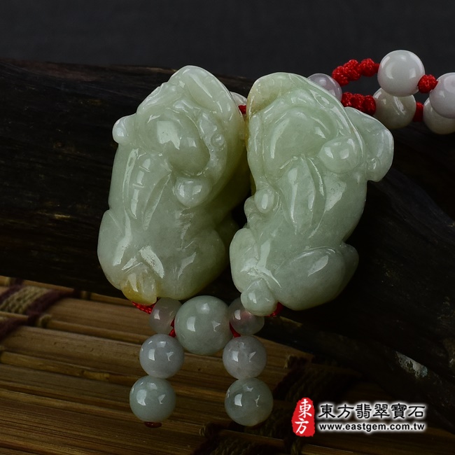 翡翠貔貅項鍊左側照片 （已出售勿下標，可訂做）翡翠貔貅項鍊玉珮（招財貔貅：貔貅牌A貨翡翠貔貅玉珮、緬甸玉貔貅玉墜）。白綠色細豆種貔貅，PF307。客製化訂做各種翡翠貔貅吊墜玉珮項鍊。★附A貨翡翠雙證書