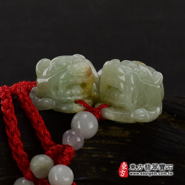 翡翠貔貅項鍊正面照片 （已出售勿下標，可訂做）翡翠貔貅項鍊玉珮（招財貔貅：貔貅牌A貨翡翠貔貅玉珮、緬甸玉貔貅玉墜）。白綠色細豆種貔貅，PF307。客製化訂做各種翡翠貔貅吊墜玉珮項鍊。★附A貨翡翠雙證書