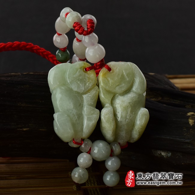 翡翠貔貅項鍊背面照片 （已出售勿下標，可訂做）翡翠貔貅項鍊玉珮（招財貔貅：貔貅牌A貨翡翠貔貅玉珮、緬甸玉貔貅玉墜）。白綠色細豆種貔貅，PF307。客製化訂做各種翡翠貔貅吊墜玉珮項鍊。★附A貨翡翠雙證書