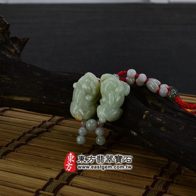 翡翠貔貅項鍊情境照片 （已出售勿下標，可訂做）翡翠貔貅項鍊玉珮（招財貔貅：貔貅牌A貨翡翠貔貅玉珮、緬甸玉貔貅玉墜）。白綠色細豆種貔貅，PF307。客製化訂做各種翡翠貔貅吊墜玉珮項鍊。★附A貨翡翠雙證書