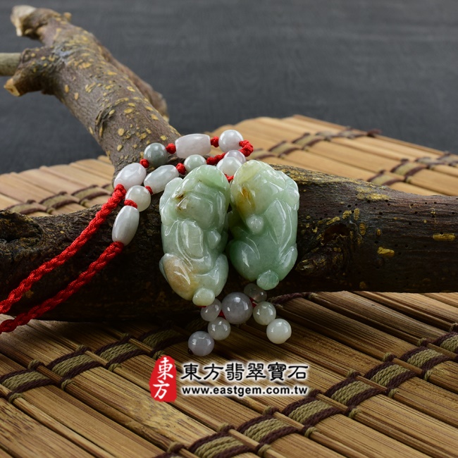 翡翠貔貅項鍊情境照片 翡翠貔貅項鍊玉珮（招財貔貅：貔貅牌A貨翡翠貔貅玉珮、緬甸玉貔貅玉墜）。綠色糯種帶黃翡翠貔貅，PF317。客製化訂做各種翡翠貔貅吊墜玉珮項鍊。★附A貨翡翠雙證書