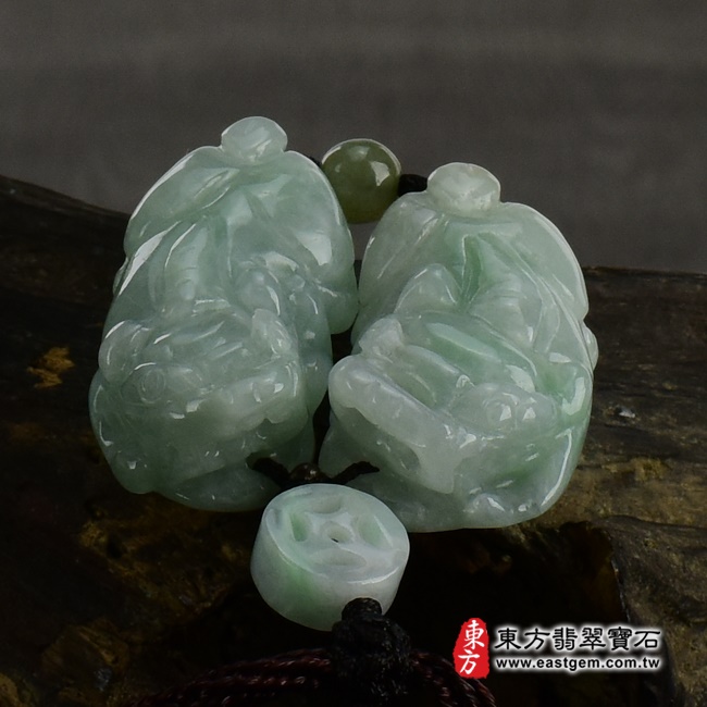 翡翠貔貅項鍊  正面照片 （已出售勿下標，可訂做）翡翠貔貅項鍊玉珮（招財貔貅：貔貅牌A貨翡翠貔貅玉珮、緬甸玉貔貅玉墜）。綠色糯種貔貅，PF318。客製化訂做各種翡翠貔貅吊墜玉珮項鍊。★附A貨翡翠雙證書