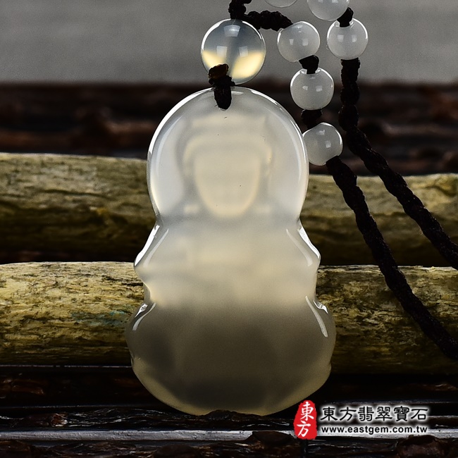 瑪瑙觀音項鍊玉珮背面照片 （已出售勿下標，可訂做）瑪瑙觀音項鍊玉珮（觀世音菩薩：觀音牌瑪瑙觀音玉珮、玉髓觀音玉墜）。瑪瑙玉髓觀音，GY247。客製化訂做各種瑪瑙玉髓觀音吊墜玉珮項鍊。★東方翡翠寶石保證卡
