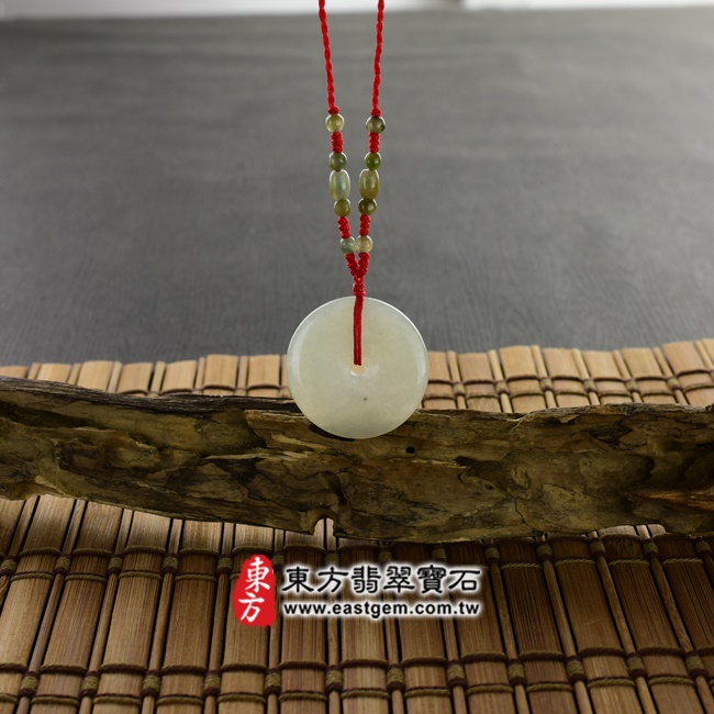 翡翠平安扣項鍊情境照片 翡翠平安扣項鍊玉珮（平安富貴：平安扣牌A貨翡翠平安扣玉珮、緬甸玉平安扣玉墜）。淺綠色糯種平安扣，PN039。客製化訂做各種翡翠平安扣吊墜玉珮項鍊。★附A貨翡翠雙證書