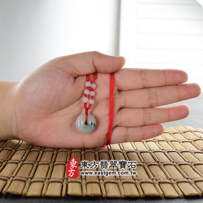 翡翠平安扣項鍊大小示意圖照片 翡翠平安扣項鍊玉珮（平安富貴：平安扣牌A貨翡翠平安扣玉珮、緬甸玉平安扣玉墜）。糯種走綠平安扣，PN041。客製化訂做各種翡翠平安扣吊墜玉珮項鍊。★附A貨翡翠雙證書