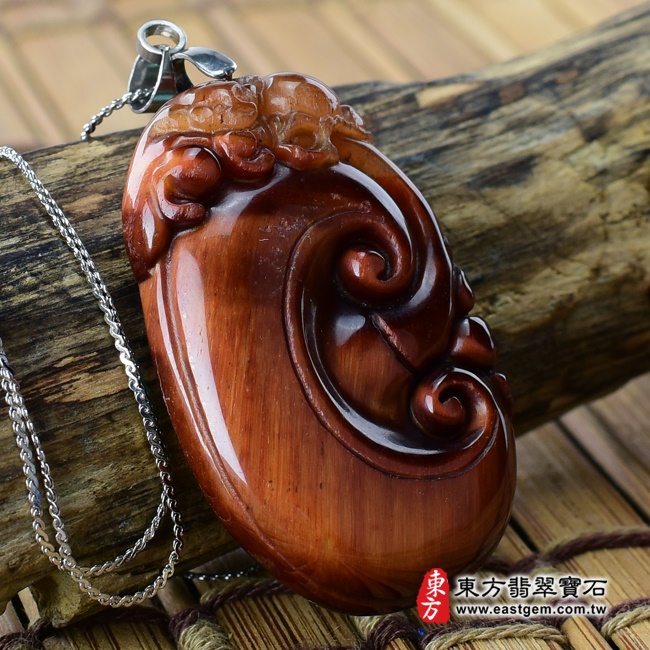 紅虎眼石如意項鍊玉珮左側照片 紅虎眼石如意項鍊玉珮（招財如意：如意牌紅虎眼石如意玉珮、紅虎眼石如意玉墜）。紅虎眼石如意，LU184。客製化訂做各種紅虎眼石如意吊墜玉珮項鍊。★東方翡翠寶石保證卡