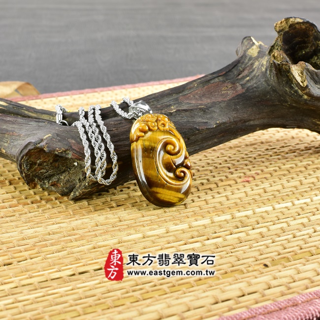 虎眼石如意項鍊玉珮情境照片 虎眼石如意項鍊玉珮（如意帶招財貔貅：如意牌虎眼石如意玉珮、黃虎眼石如意玉墜）。天然虎眼石黃虎眼石如意，LU229。客製化訂做各種虎眼石如意吊墜玉珮項鍊。★東方翡翠寶石保證卡