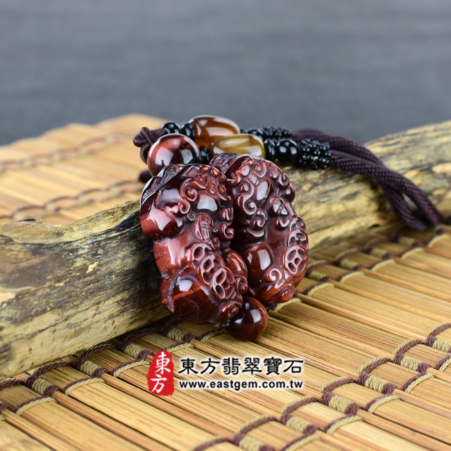 紅虎眼石貔貅項鍊玉珮情境照片 紅虎眼石貔貅項鍊玉珮（招財貔貅：貔貅牌紅虎眼石貔貅玉珮、紅虎眼石貔貅玉墜）。紅虎眼石貔貅，PF188。客製化訂做各種紅虎眼石貔貅吊墜玉珮項鍊。★東方翡翠寶石保證卡