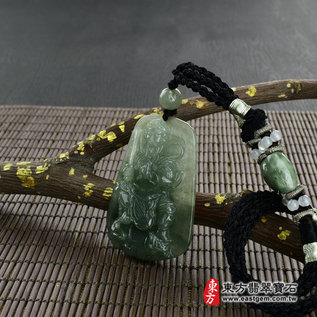 玄天上帝 情境照片 （已售出勿下標，可訂做）翡翠玄天上帝項鍊玉珮（玄天上帝：玄天上帝牌A貨翡翠玄天上帝玉珮、緬甸玉玄天上帝玉墜）。油青糯種玄天上帝，ST017。客製化訂做各種翡翠玄天上帝吊墜玉珮項鍊。★附A貨翡翠雙證書
