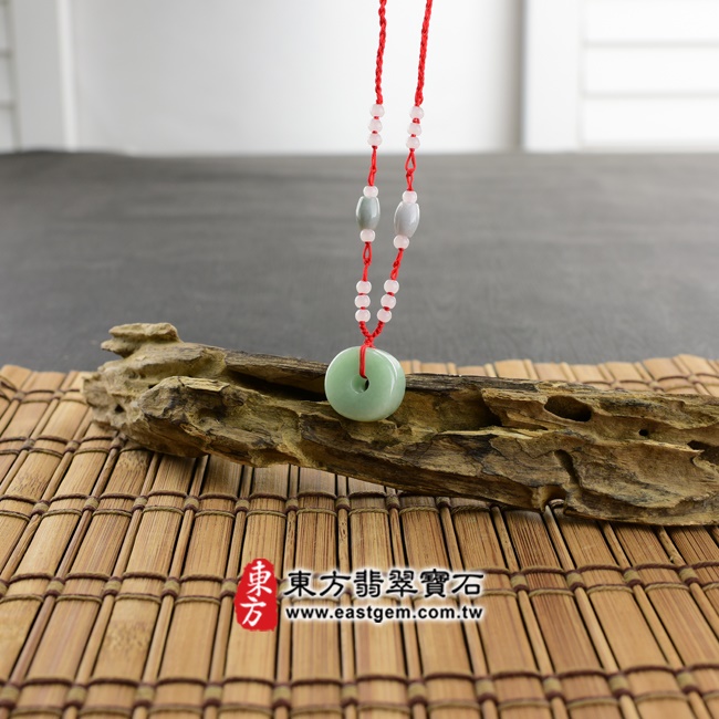 翡翠平安扣項鍊情境照片 翡翠平安扣項鍊玉珮（平安富貴：平安扣牌A貨翡翠平安扣玉珮、緬甸玉平安扣玉墜）。淺綠色豆種平安扣，PN045。客製化訂做各種翡翠平安扣吊墜玉珮項鍊。★附A貨翡翠雙證書