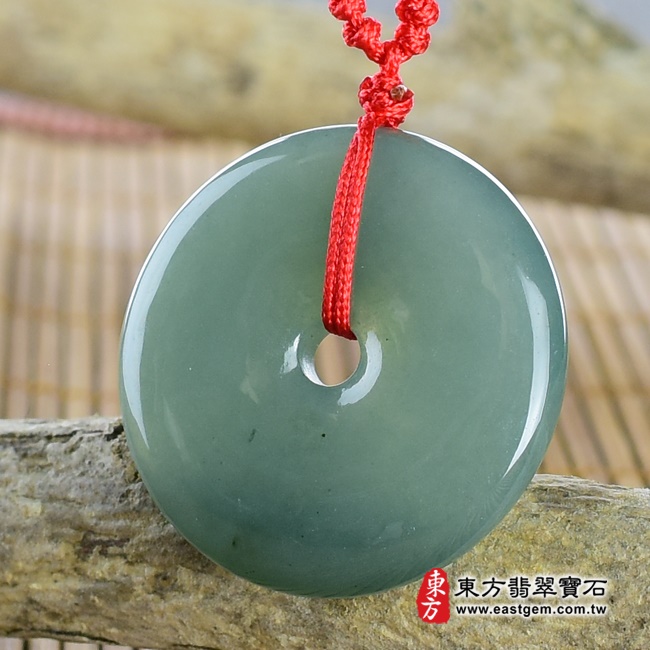 翡翠平安扣項鍊左側照片 翡翠平安扣項鍊玉珮（平安富貴：平安扣牌A貨翡翠平安扣玉珮、緬甸玉平安扣玉墜）。深綠色油青糯種平安扣，PN046。客製化訂做各種翡翠平安扣吊墜玉珮項鍊。★附A貨翡翠雙證書