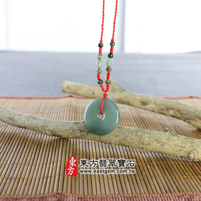 翡翠平安扣項鍊情境照片 翡翠平安扣項鍊玉珮（平安富貴：平安扣牌A貨翡翠平安扣玉珮、緬甸玉平安扣玉墜）。深綠色油青糯種平安扣，PN046。客製化訂做各種翡翠平安扣吊墜玉珮項鍊。★附A貨翡翠雙證書