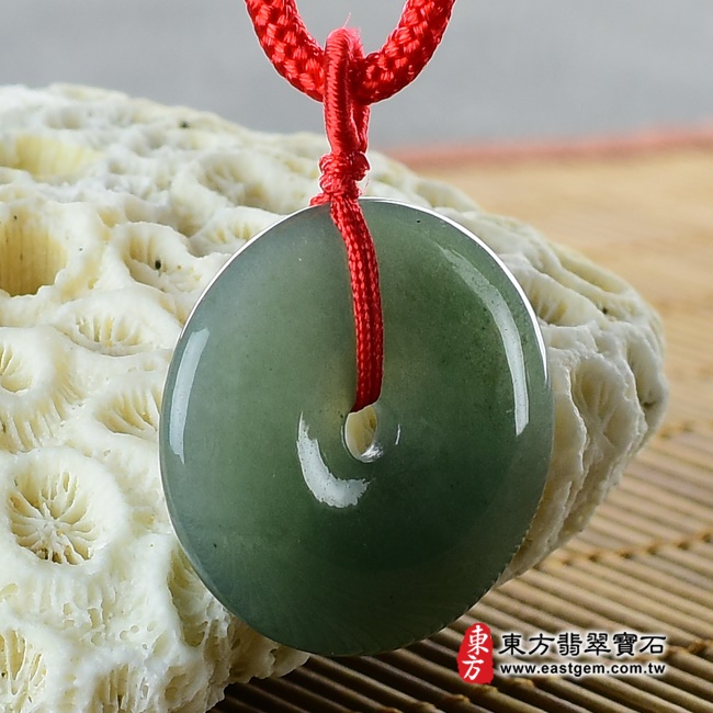 翡翠平安扣項鍊右側照片 （已出售勿下標，可訂做）翡翠平安扣項鍊玉珮（平安富貴：平安扣牌A貨翡翠平安扣玉珮、緬甸玉平安扣玉墜）。綠色油青糯種平安扣，PN047。客製化訂做各種翡翠平安扣吊墜玉珮項鍊。★附A貨翡翠雙證書