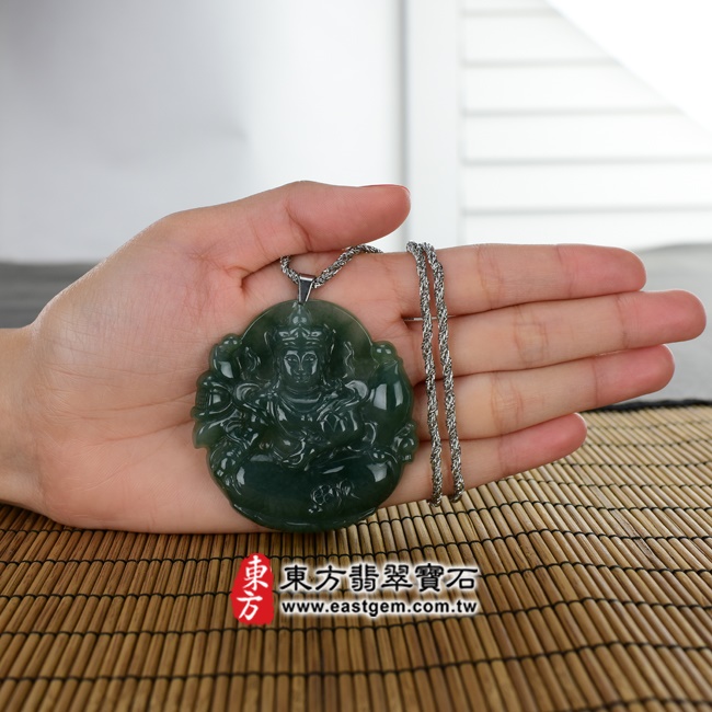 大勢至菩薩項鍊玉珮   大小示意照片   （已出售勿下標，可訂做）翡翠大勢至菩薩項鍊玉珮（大勢至菩薩：大勢至菩薩牌A貨翡翠大勢至菩薩玉珮、緬甸玉大勢至菩薩玉墜）。綠色油青糯冰種大勢至菩薩，GY420。客製化訂做各種翡翠大勢至菩薩吊墜玉珮項鍊。★附A貨翡翠雙證書.jpg