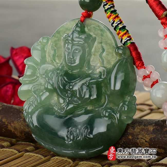 大勢至菩薩項鍊玉珮右側照片   （已出售勿下標，可訂做）翡翠大勢至菩薩項鍊玉珮（大勢至菩薩：大勢至菩薩牌A貨翡翠大勢至菩薩玉珮、緬甸玉大勢至菩薩玉墜）。綠色油青糯冰種大勢至菩薩，GY421。客製化訂做各種翡翠大勢至菩薩吊墜玉珮項鍊。★附A貨翡翠雙證書.jpg