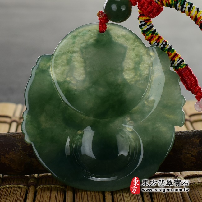 大勢至菩薩項鍊玉珮背面照片   （已出售勿下標，可訂做）翡翠大勢至菩薩項鍊玉珮（大勢至菩薩：大勢至菩薩牌A貨翡翠大勢至菩薩玉珮、緬甸玉大勢至菩薩玉墜）。綠色油青糯冰種大勢至菩薩，GY421。客製化訂做各種翡翠大勢至菩薩吊墜玉珮項鍊。★附A貨翡翠雙證書.jpg