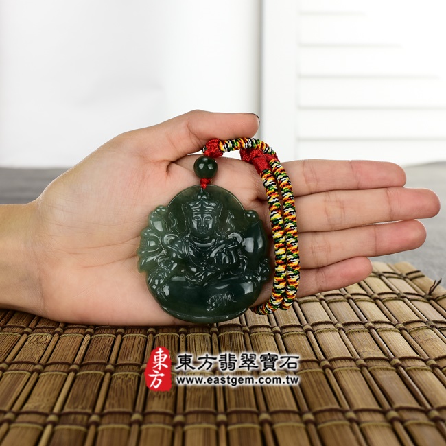 大勢至菩薩項鍊玉珮大小示意照片   （已出售勿下標，可訂做）翡翠大勢至菩薩項鍊玉珮（大勢至菩薩：大勢至菩薩牌A貨翡翠大勢至菩薩玉珮、緬甸玉大勢至菩薩玉墜）。綠色油青糯冰種大勢至菩薩，GY421。客製化訂做各種翡翠大勢至菩薩吊墜玉珮項鍊。★附A貨翡翠雙證書.jpg