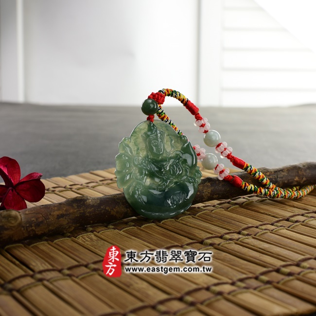 大勢至菩薩項鍊玉珮情境照片   （已出售勿下標，可訂做）翡翠大勢至菩薩項鍊玉珮（大勢至菩薩：大勢至菩薩牌A貨翡翠大勢至菩薩玉珮、緬甸玉大勢至菩薩玉墜）。綠色油青糯冰種大勢至菩薩，GY421。客製化訂做各種翡翠大勢至菩薩吊墜玉珮項鍊。★附A貨翡翠雙證書.jpg