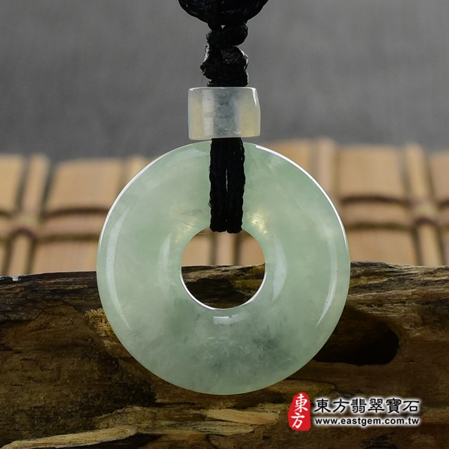 翡翠平安扣項鍊  背面照片 （已出售勿下標，可訂做）翡翠平安扣項鍊玉珮（平安富貴：平安扣牌A貨翡翠平安扣玉珮、緬甸玉平安扣玉墜）。淺綠色糯冰種平安扣，PN048。客製化訂做各種翡翠平安扣吊墜玉珮項鍊。★附A貨翡翠雙證書