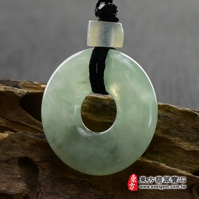 翡翠平安扣項鍊 左側照片 （已出售勿下標，可訂做）翡翠平安扣項鍊玉珮（平安富貴：平安扣牌A貨翡翠平安扣玉珮、緬甸玉平安扣玉墜）。淺綠色糯冰種平安扣，PN048。客製化訂做各種翡翠平安扣吊墜玉珮項鍊。★附A貨翡翠雙證書
