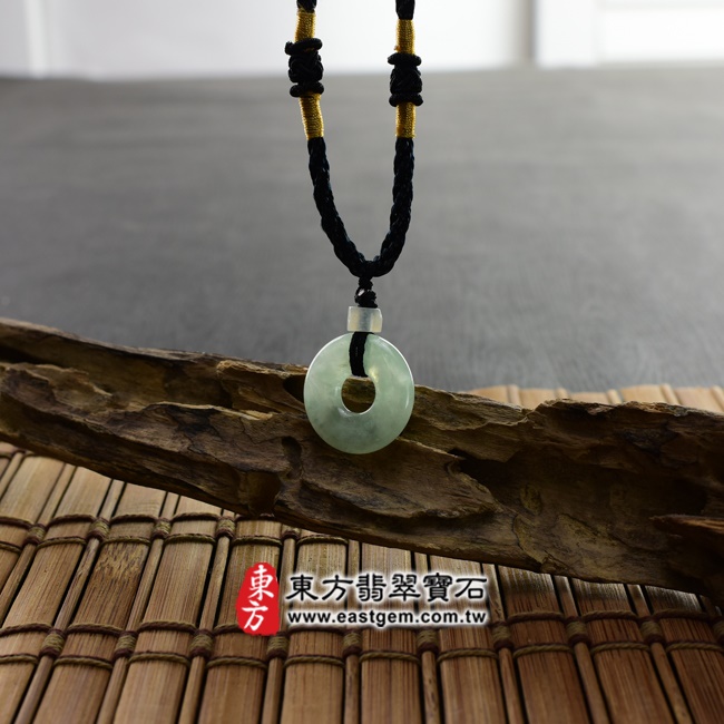翡翠平安扣項鍊  情境照片 （已出售勿下標，可訂做）翡翠平安扣項鍊玉珮（平安富貴：平安扣牌A貨翡翠平安扣玉珮、緬甸玉平安扣玉墜）。淺綠色糯冰種平安扣，PN048。客製化訂做各種翡翠平安扣吊墜玉珮項鍊。★附A貨翡翠雙證書
