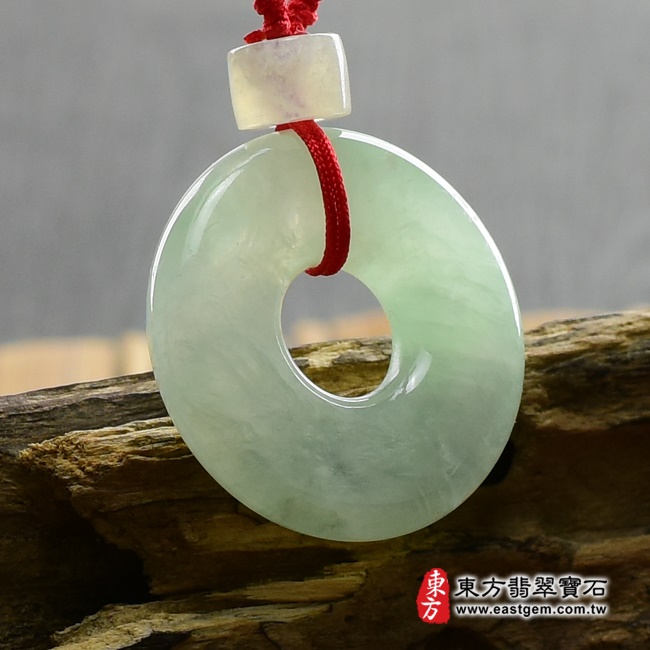 翡翠平安扣項鍊  右側照片 （已出售勿下標，可訂做）翡翠平安扣項鍊玉珮（平安富貴：平安扣牌A貨翡翠平安扣玉珮、緬甸玉平安扣玉墜）。淺綠色微糯冰種平安扣，PN049。客製化訂做各種翡翠平安扣吊墜玉珮項鍊。★附A貨翡翠雙證書