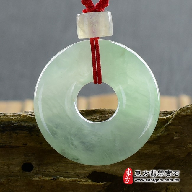 翡翠平安扣項鍊  正面照片 （已出售勿下標，可訂做）翡翠平安扣項鍊玉珮（平安富貴：平安扣牌A貨翡翠平安扣玉珮、緬甸玉平安扣玉墜）。淺綠色微糯冰種平安扣，PN049。客製化訂做各種翡翠平安扣吊墜玉珮項鍊。★附A貨翡翠雙證書