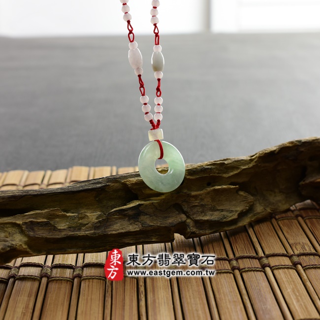 翡翠平安扣項鍊  情境照片 （已出售勿下標，可訂做）翡翠平安扣項鍊玉珮（平安富貴：平安扣牌A貨翡翠平安扣玉珮、緬甸玉平安扣玉墜）。淺綠色微糯冰種平安扣，PN049。客製化訂做各種翡翠平安扣吊墜玉珮項鍊。★附A貨翡翠雙證書