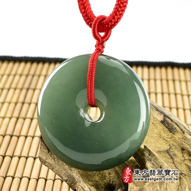 翡翠平安扣項鍊左側照片 翡翠平安扣項鍊玉珮（平安富貴：平安扣牌A貨翡翠平安扣玉珮、緬甸玉平安扣玉墜）。綠色油青種平安扣，PN050。客製化訂做各種翡翠平安扣吊墜玉珮項鍊。★附A貨翡翠雙證書